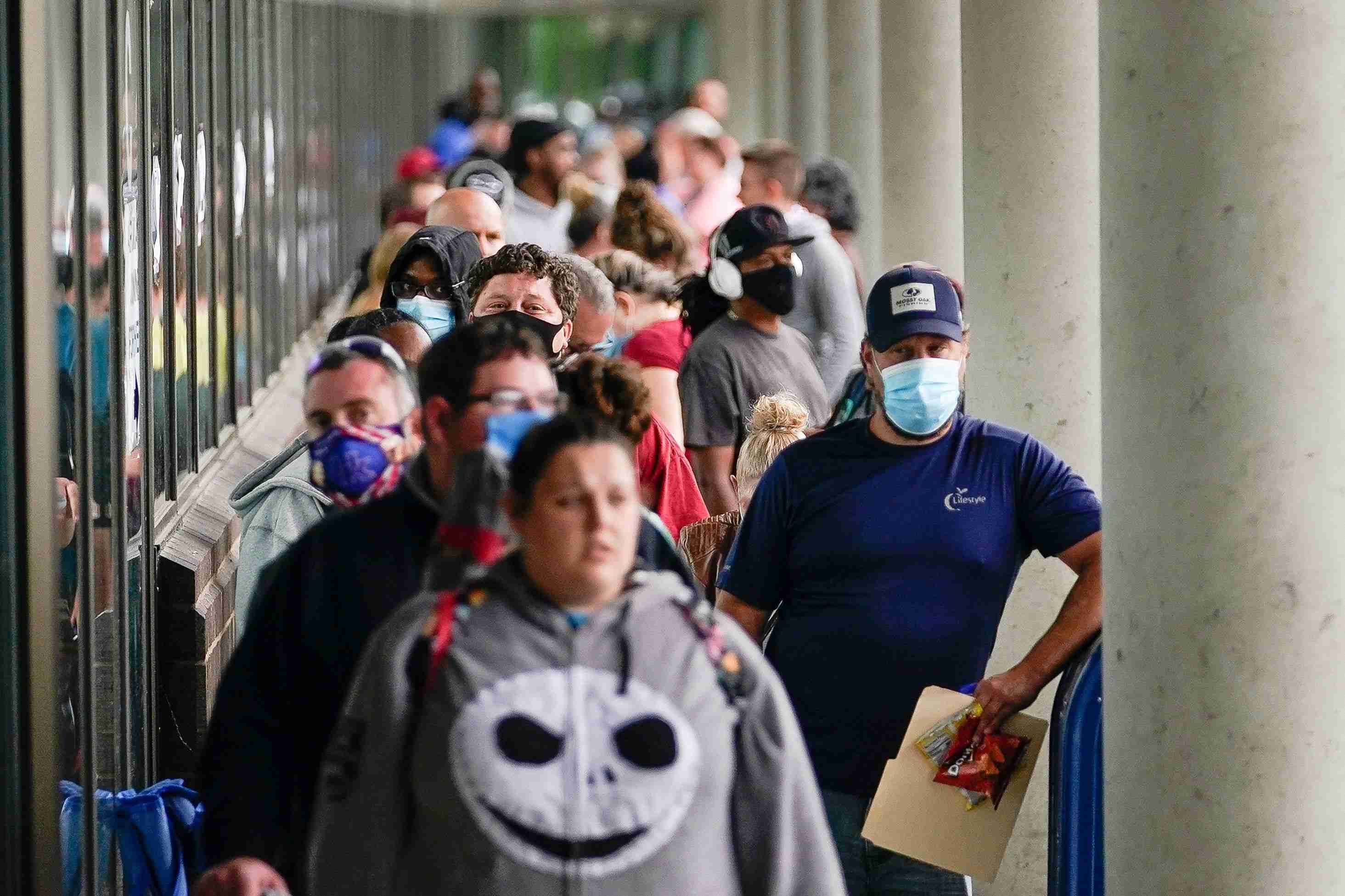 Hundreds of people line up outside a Kentucky Career Center hoping to find assistance with their unemployment claim in Frankfort, Kentucky, U.S. June 18, 2020. REUTERS/Bryan Woolston - RC2TBH9T4NMH